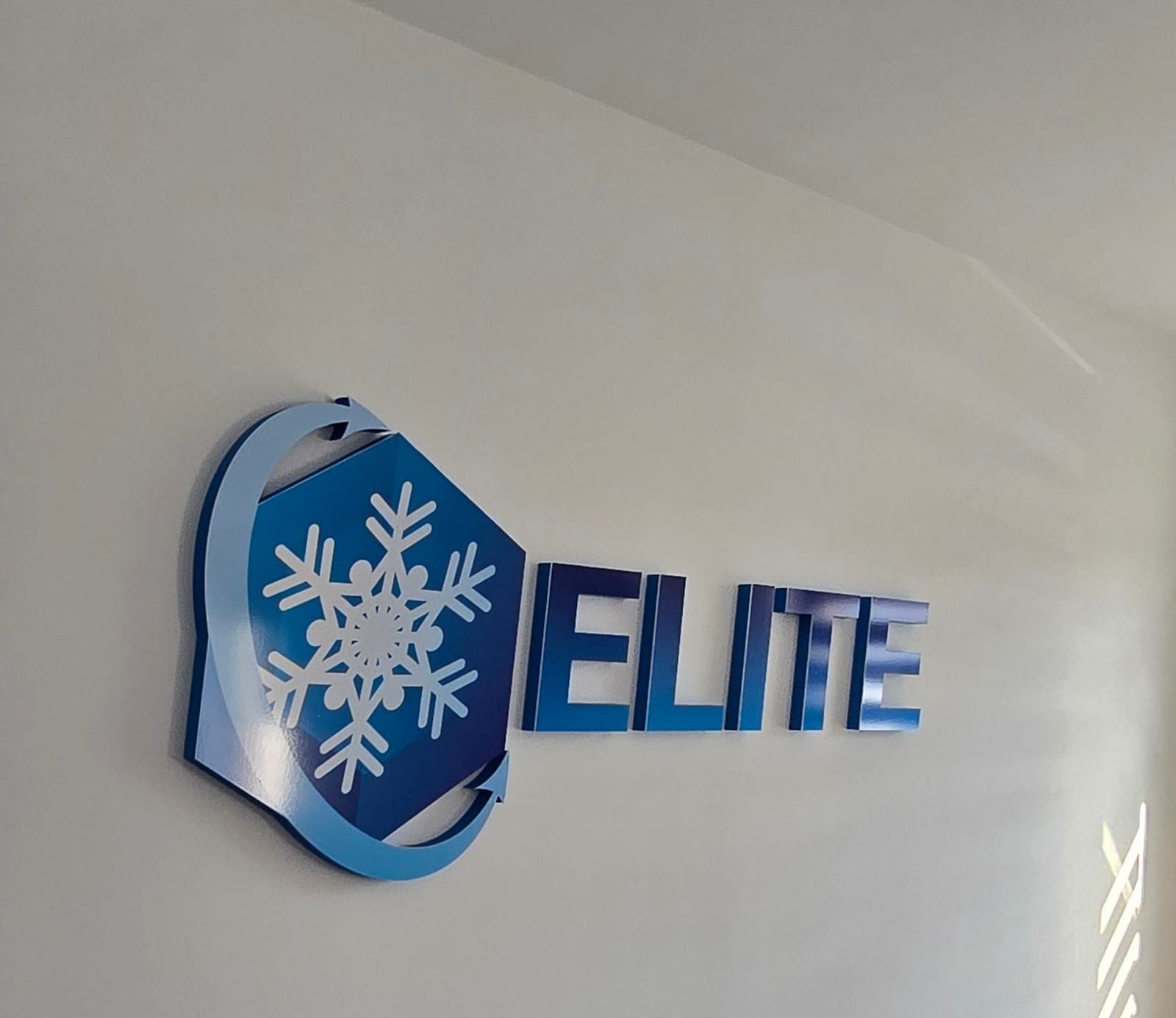Logo 3D na ścianie – Elite