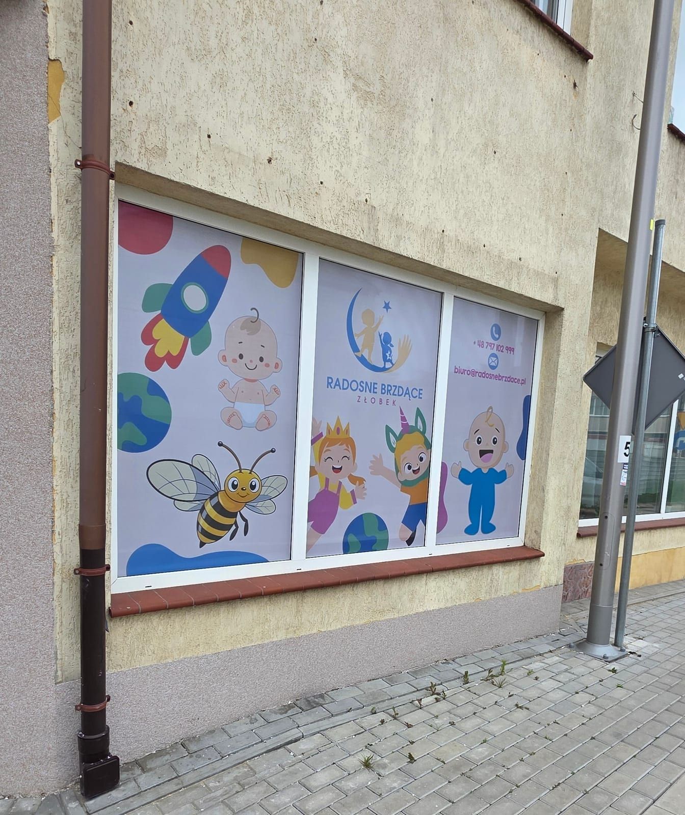 Oklejenie witryn żłobka Radosne Brzdące