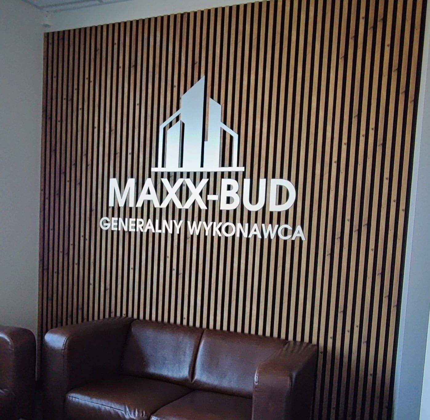 Logo przestrzenne w biurze MAXX-BUD