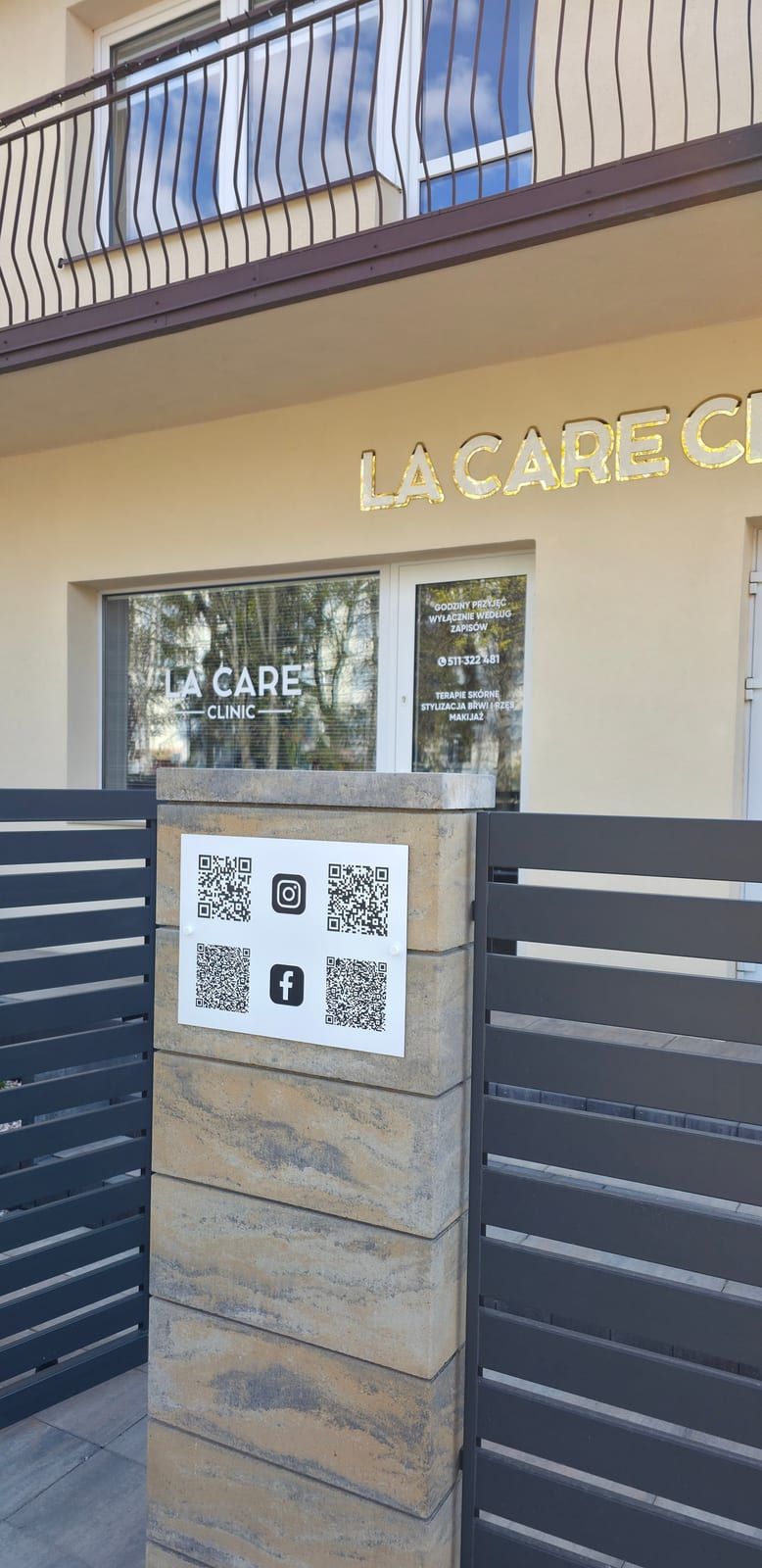 Szyld na budynku – La Care Clinic