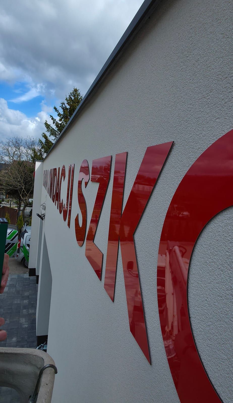 Litery na elewacji Centrum Likwidacji Szkód