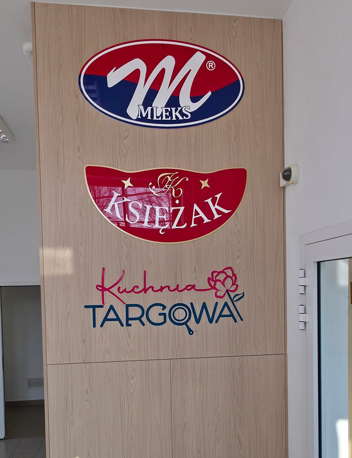 Logotypy na ścianie – Mleks Księżak Kuchnia Targowa