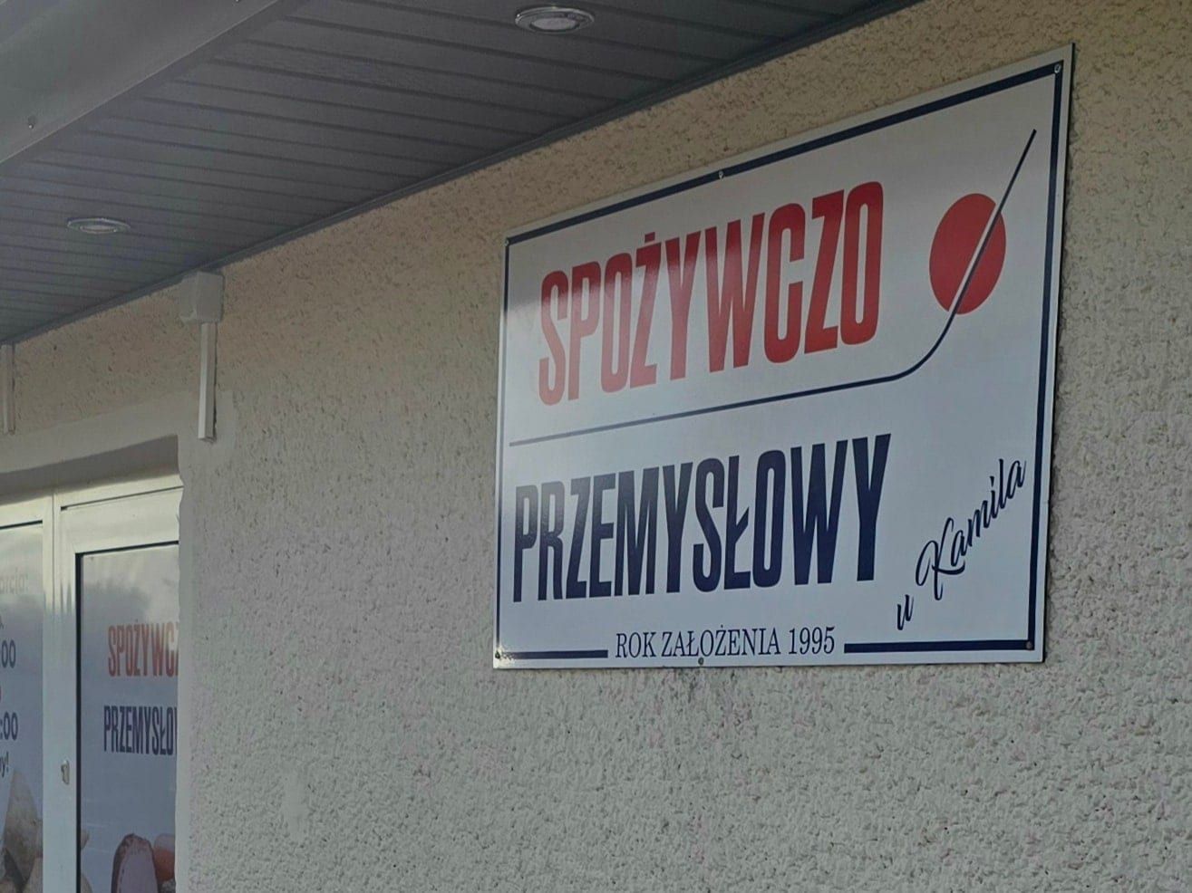 Szyld i witryna – Sklep spożywczo-przemysłowy u Kamila
