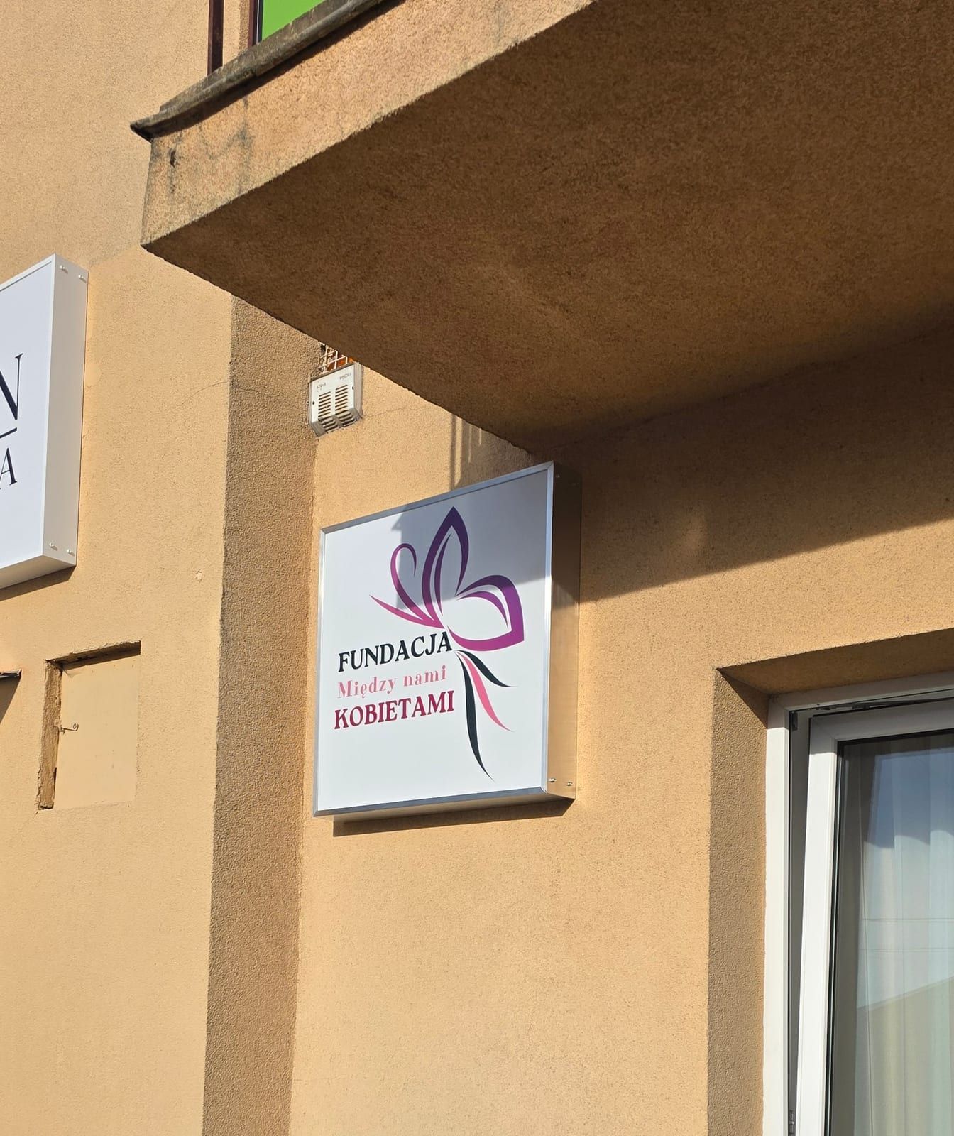 Szyld – Fundacja Między Nami Kobietami