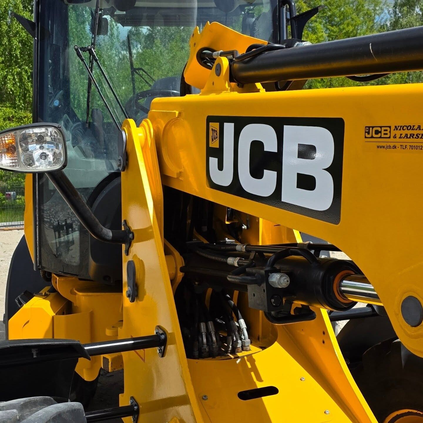 Nowe naklejki na ładowarkę JCB