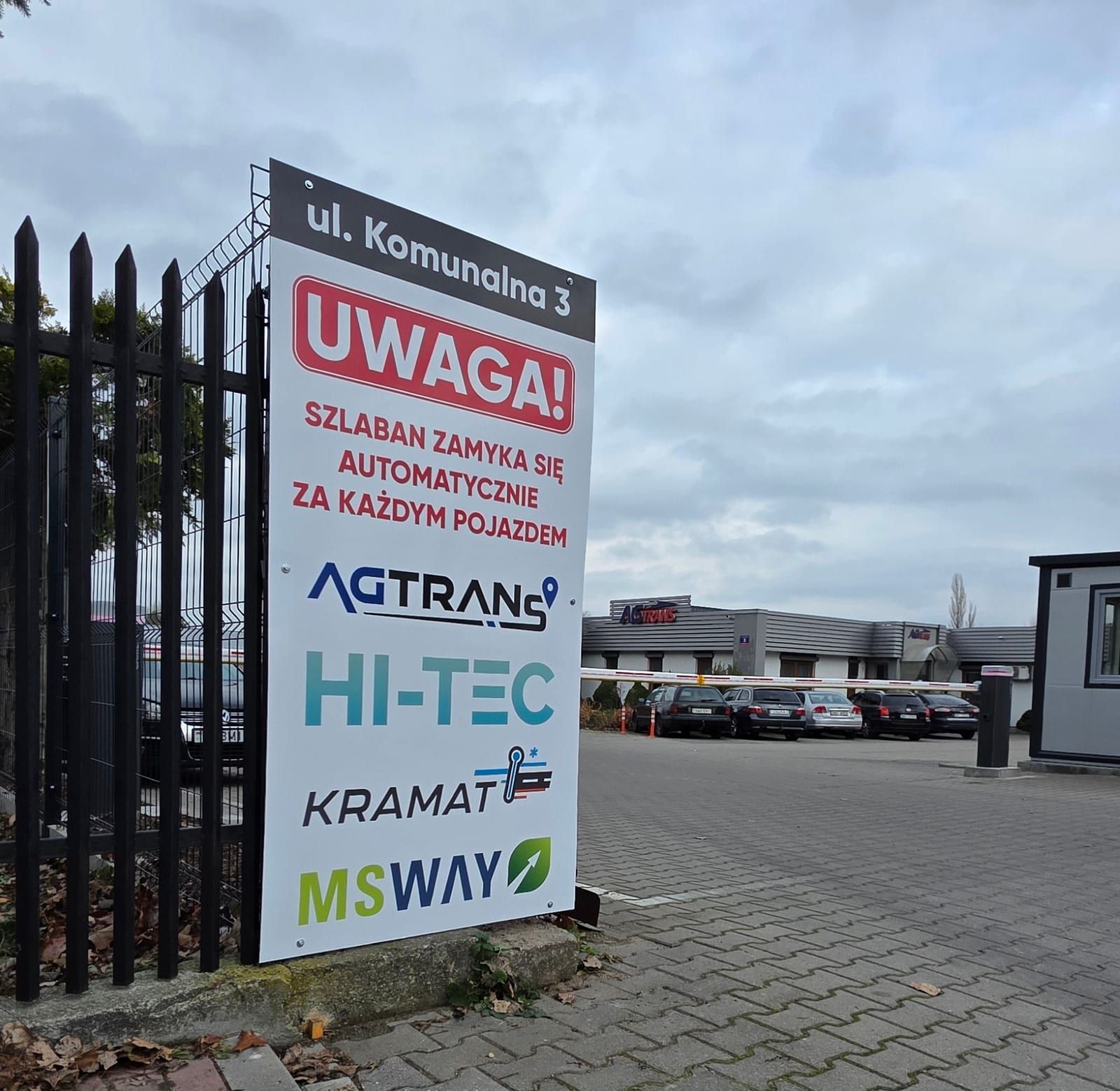 Tablica informacyjna przy wjeździe – ul. Komunalna 3
