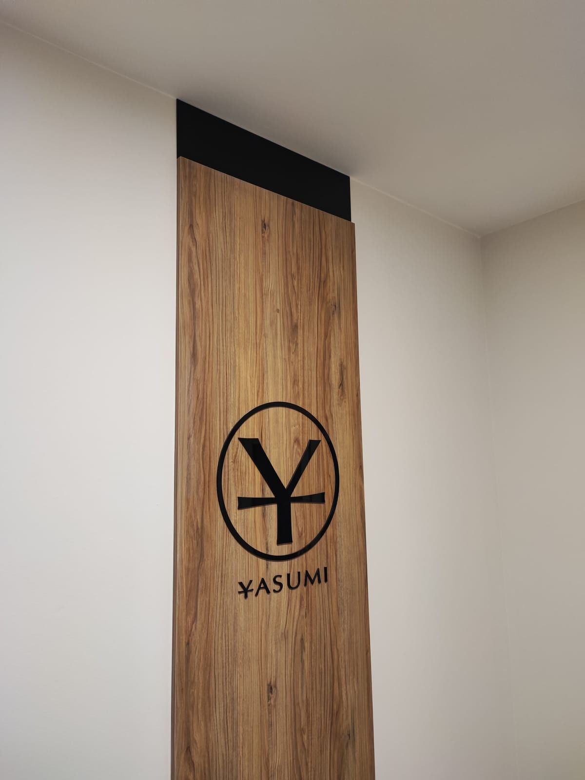 Logo na ścianie – Yasumi – zdjęcie 1 z 1
