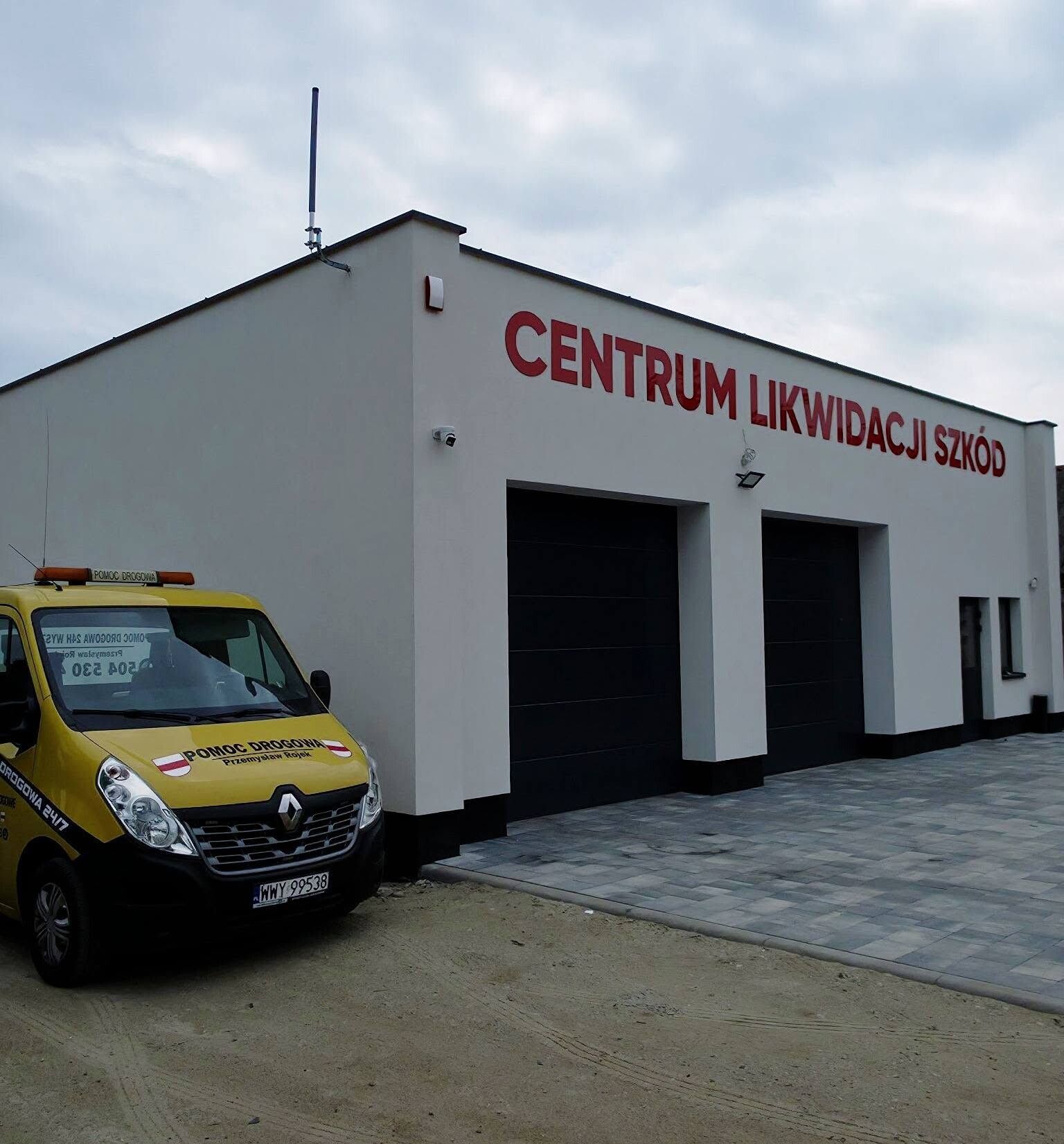 Litery na elewacji Centrum Likwidacji Szkód
