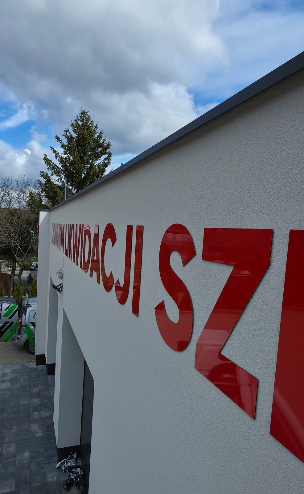 Litery na elewacji Centrum Likwidacji Szkód – zdjęcie 2 z 4