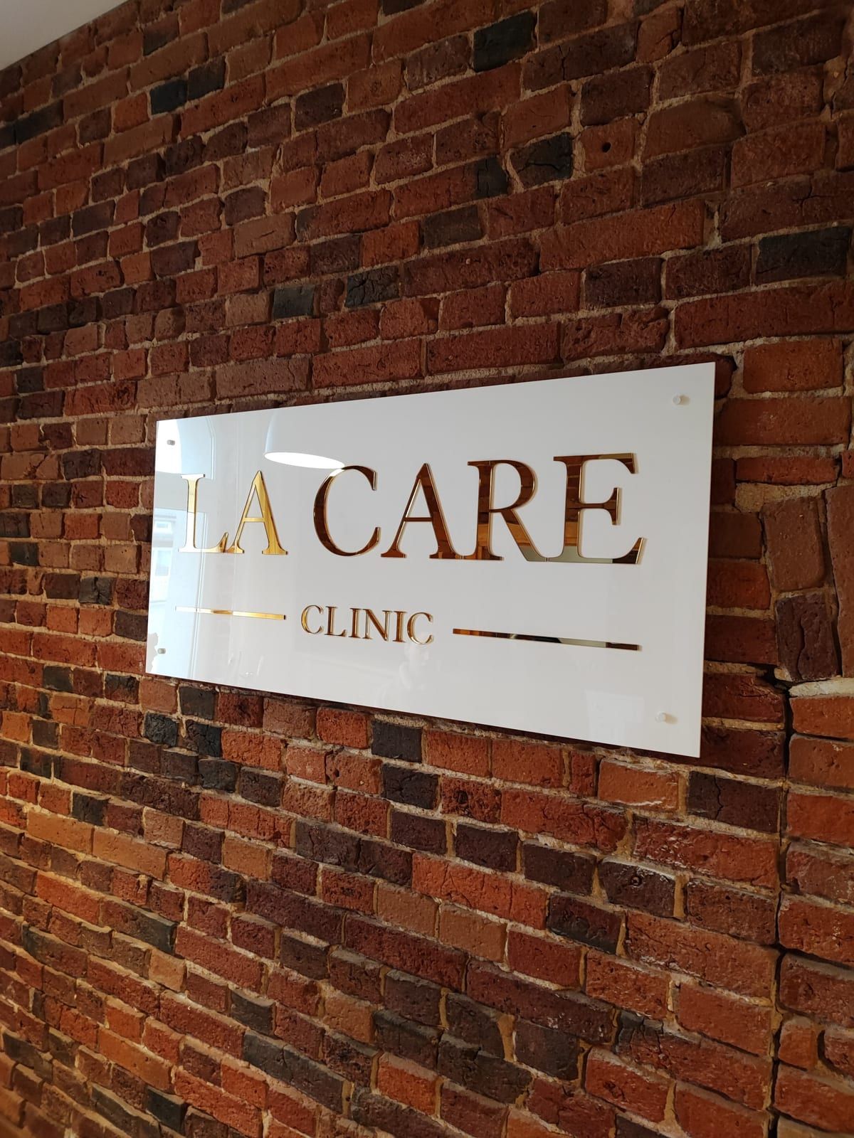 Szyldy – La Care Clinic – zdjęcie 2 z 4