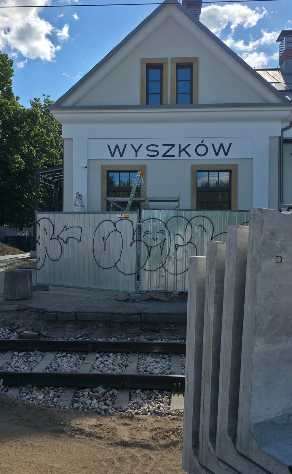 Napis WYSZKÓW na budynku PKP – zdjęcie 2 z 3