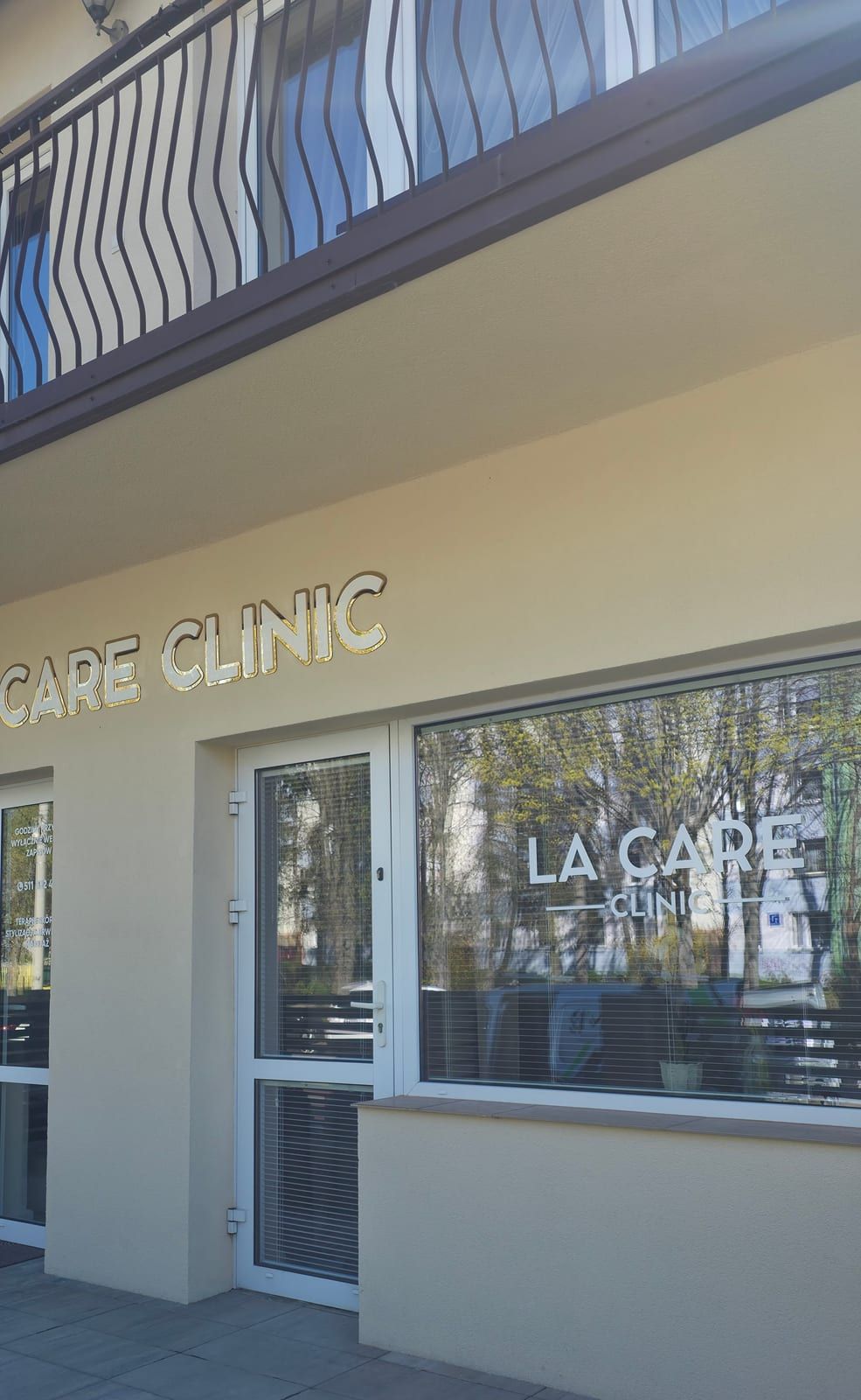 Szyld na budynku – La Care Clinic – zdjęcie 2 z 2