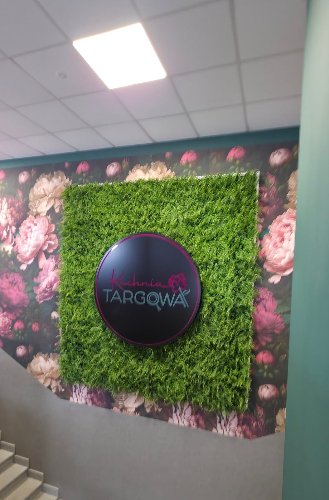 Logo na zielonej ścianie – Kuchnia Targowa – zdjęcie 2 z 2