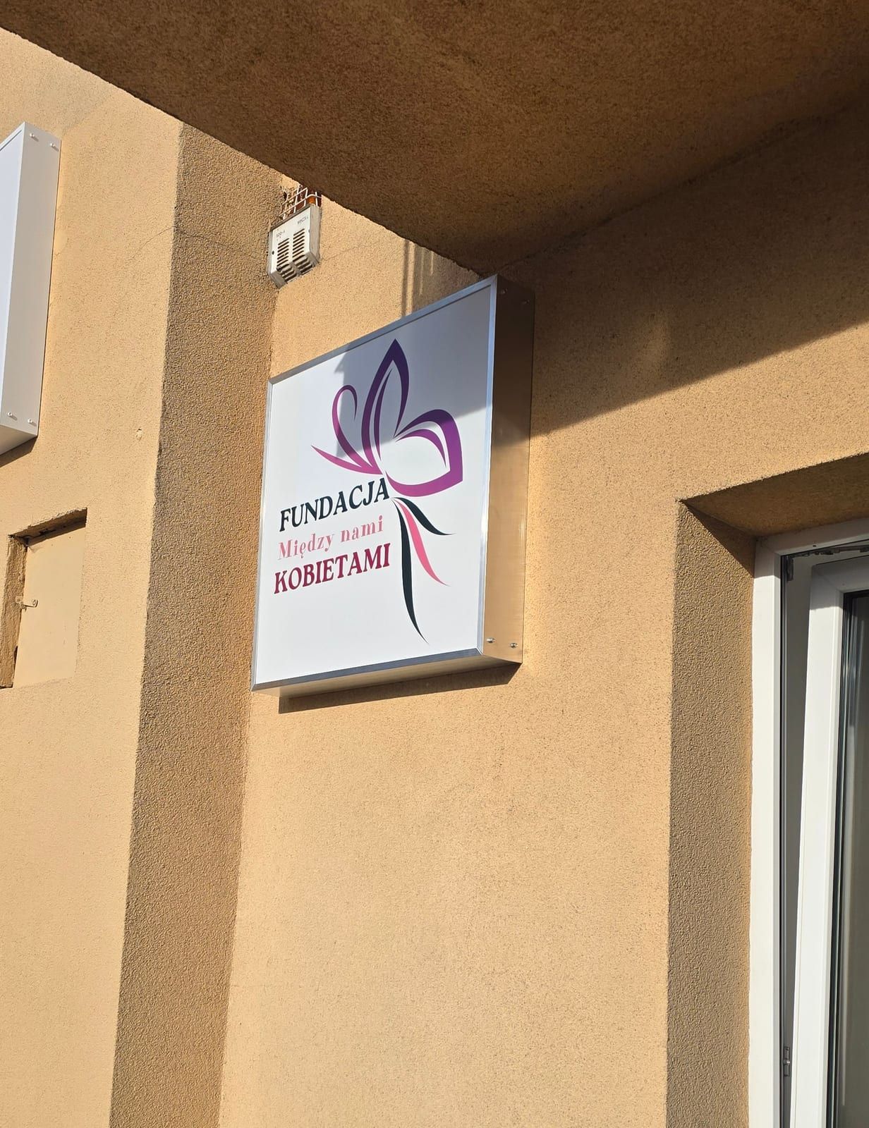 Szyld – Fundacja Między Nami Kobietami – zdjęcie 2 z 3