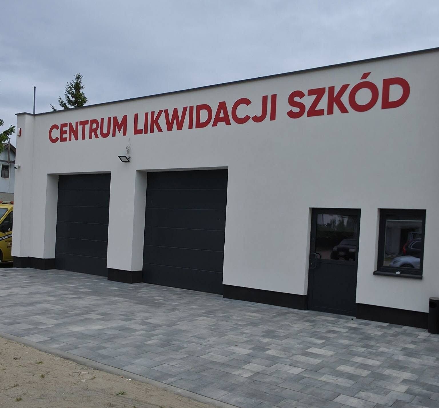 Litery na elewacji Centrum Likwidacji Szkód – zdjęcie 2 z 2