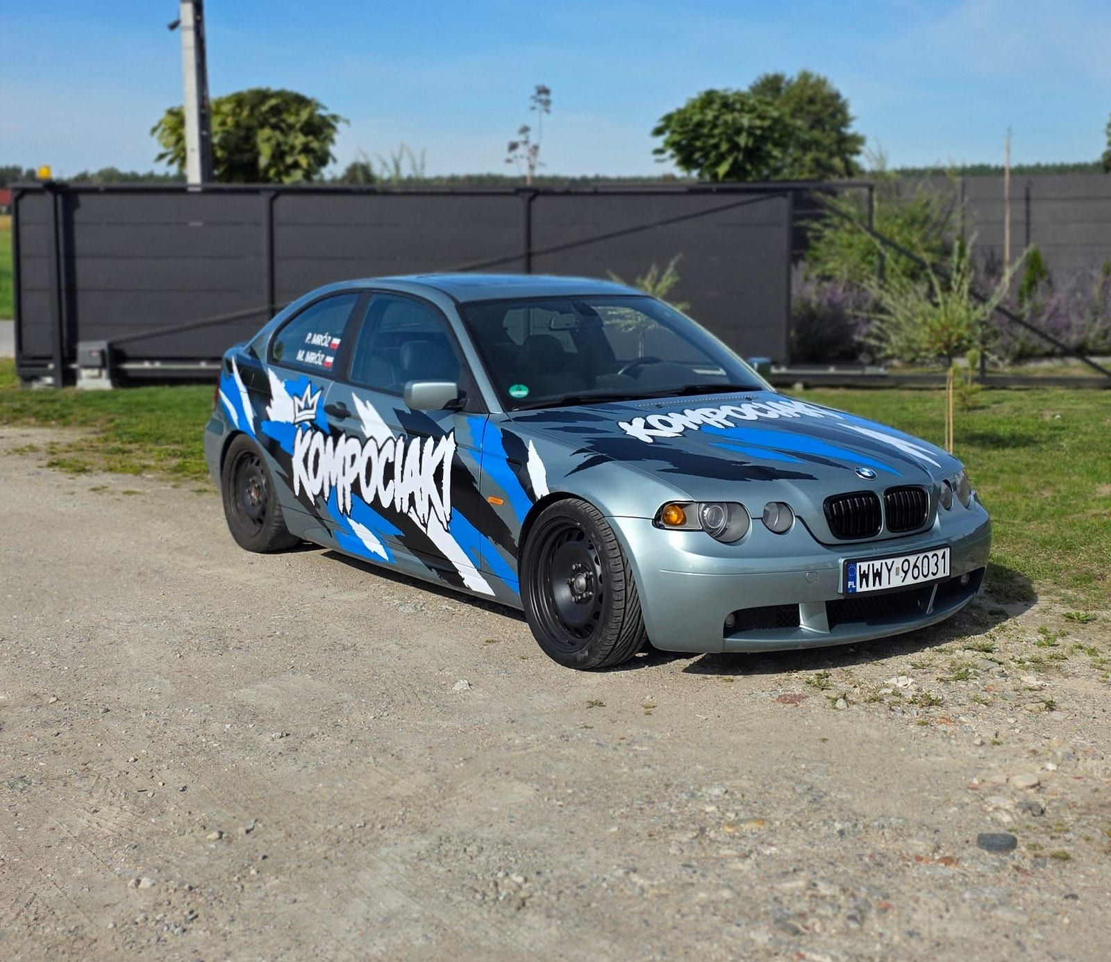 Oklejenie BMW w barwach Kompociaki – zdjęcie 2 z 3