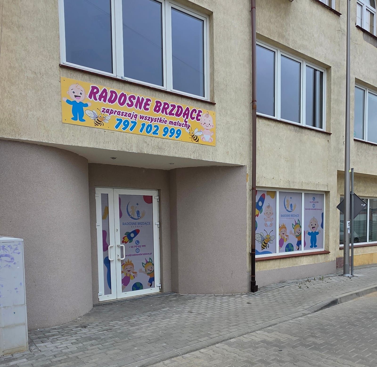 Oklejenie witryn żłobka Radosne Brzdące – zdjęcie 2 z 6