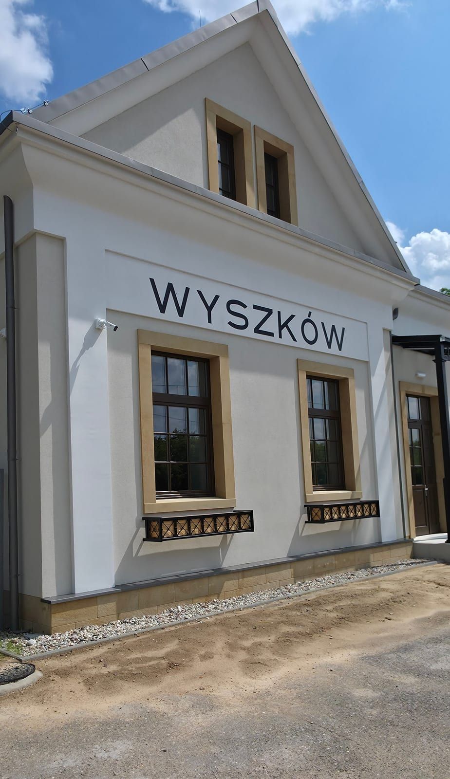 Napis WYSZKÓW na budynku PKP – zdjęcie 3 z 3