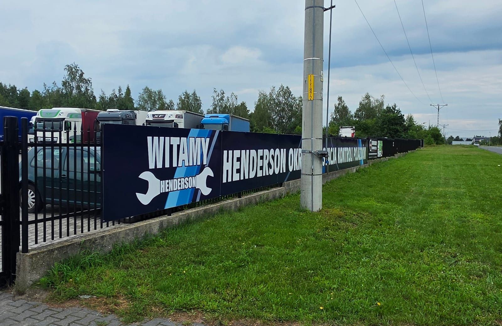 Banery na ogrodzeniu stacji kontroli pojazdów – Henderson – zdjęcie 3 z 5