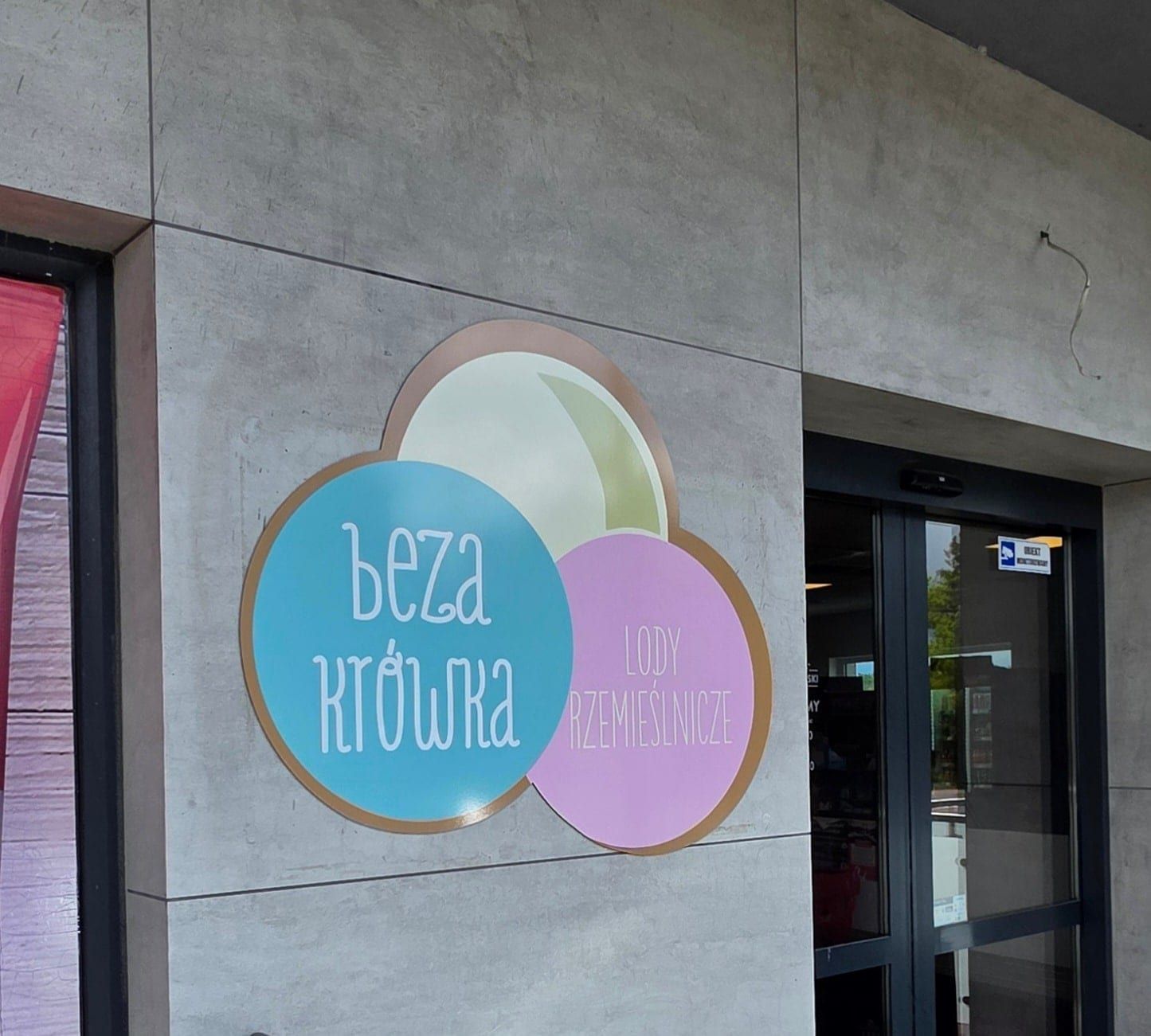 Naklejki na balustradę i szyldy frezowane – Beza Krówka – zdjęcie 3 z 5