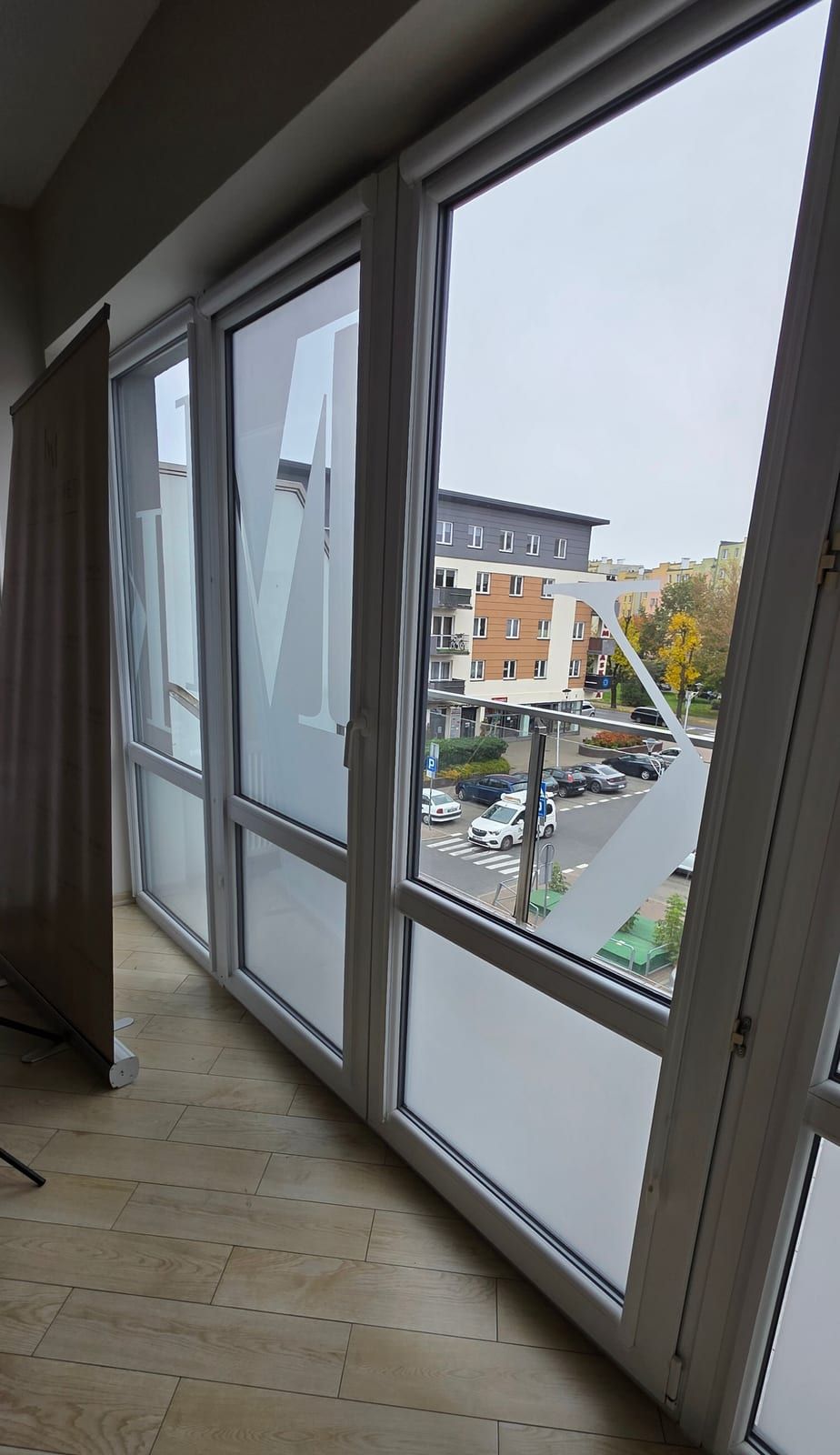 Folia mrożona na przeszkleniach biura – zdjęcie 3 z 3