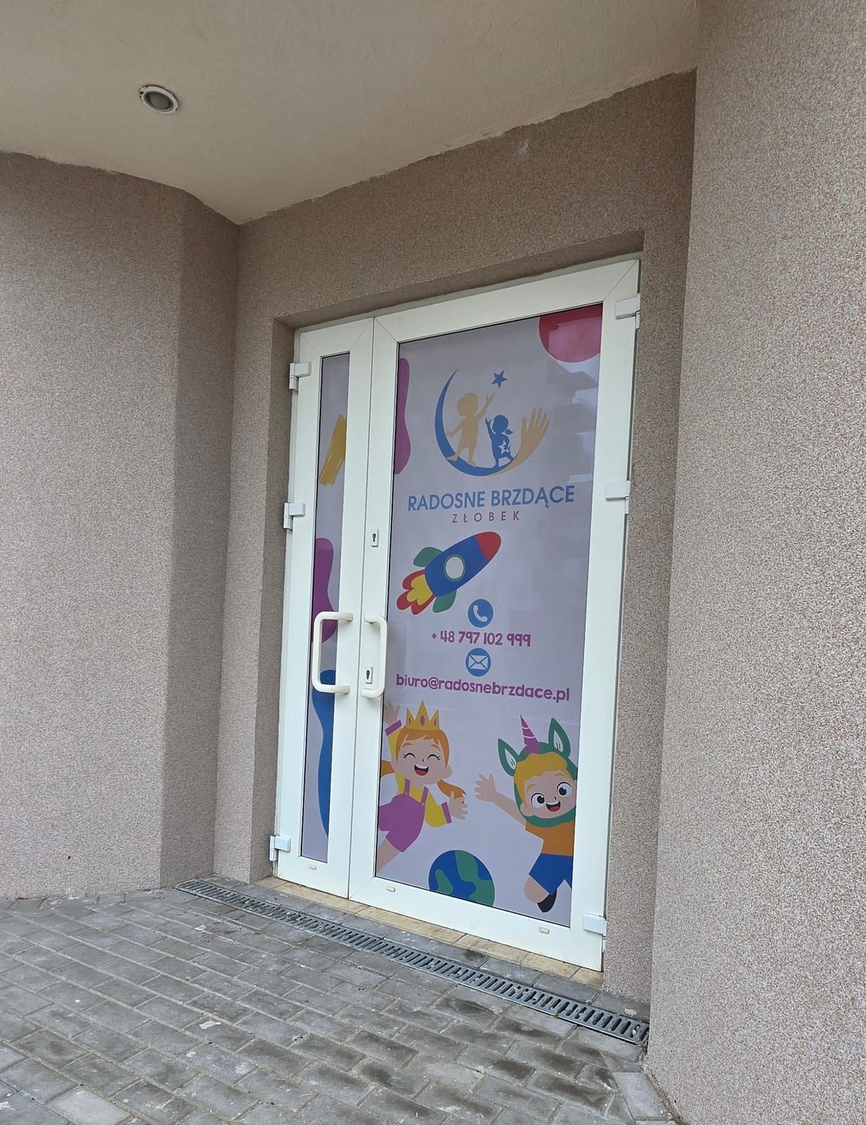 Oklejenie witryn żłobka Radosne Brzdące – zdjęcie 3 z 6