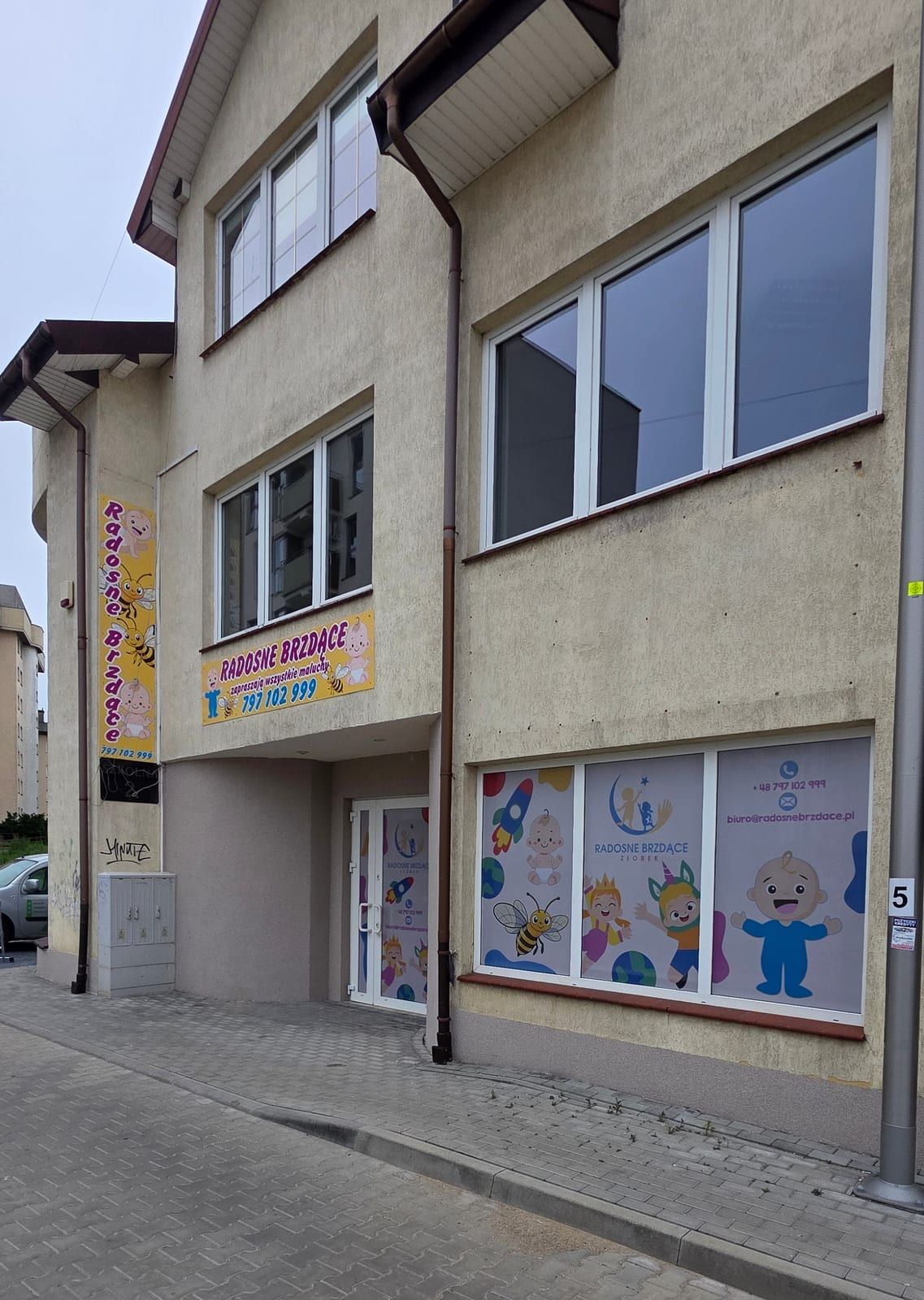 Oklejenie witryn żłobka Radosne Brzdące – zdjęcie 4 z 6