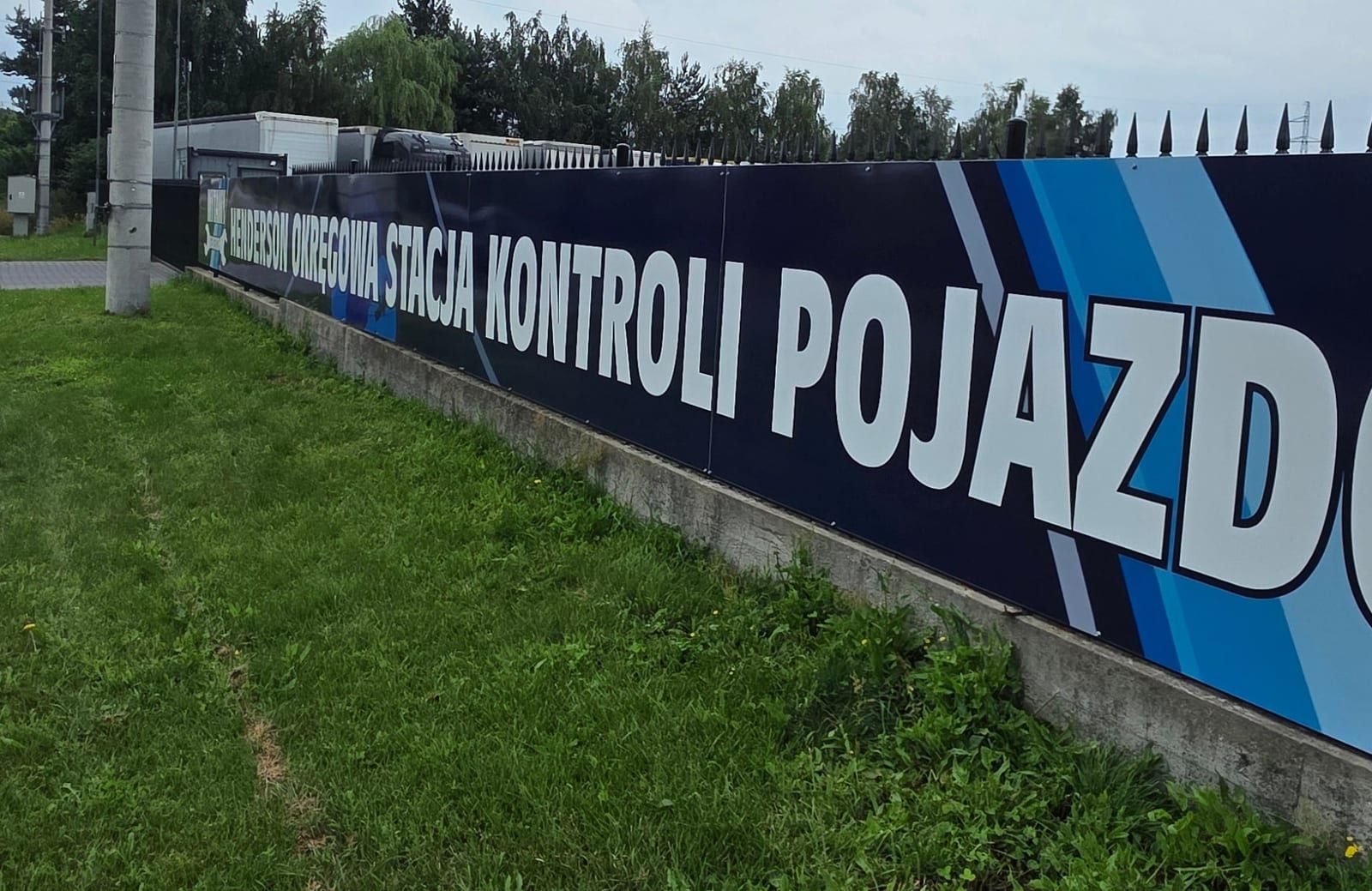 Banery na ogrodzeniu stacji kontroli pojazdów – Henderson – zdjęcie 5 z 5