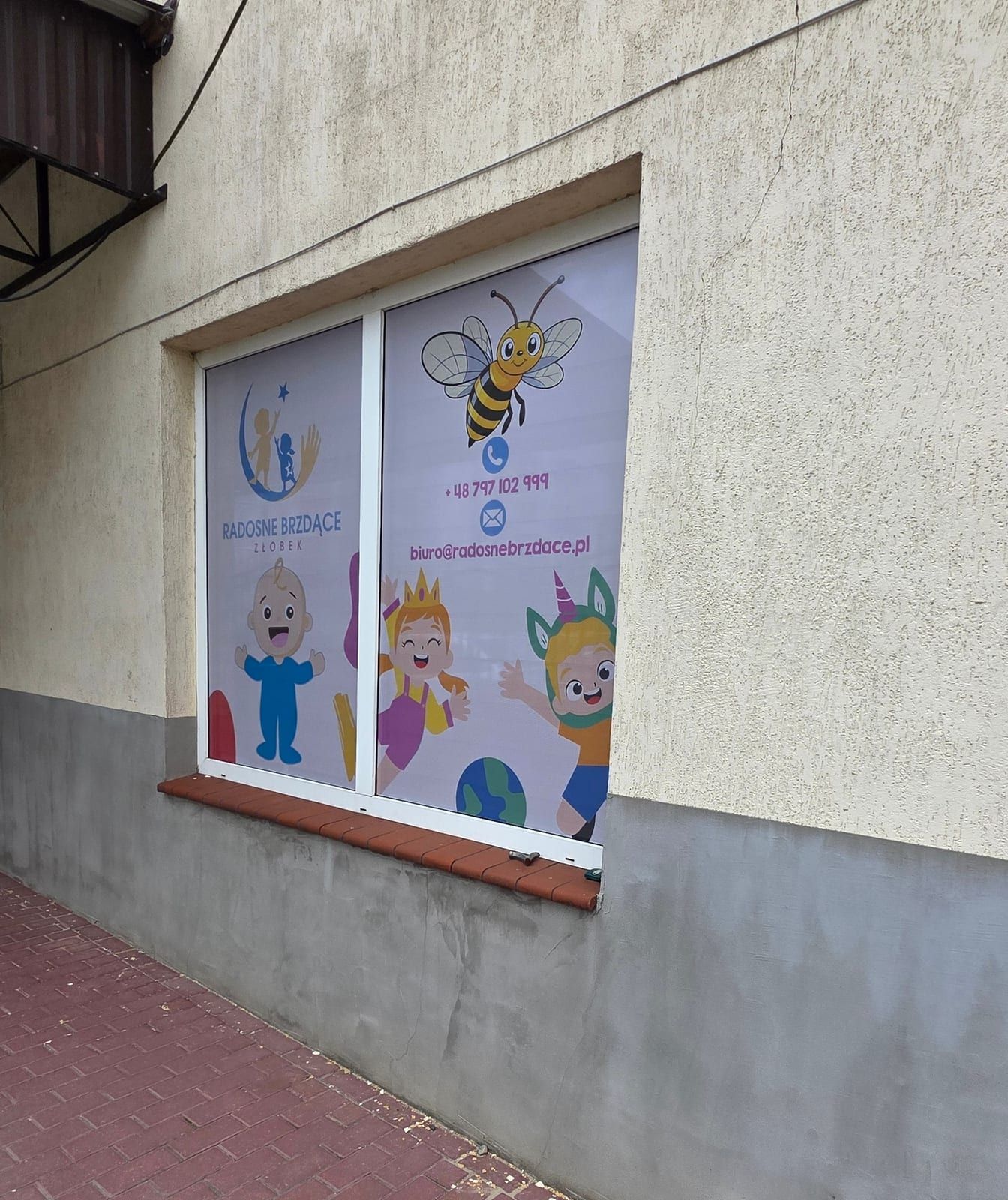 Oklejenie witryn żłobka Radosne Brzdące – zdjęcie 5 z 6